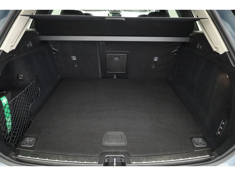 Volvo XC60 2.0 T6 Plug-in hybrid AWD Plus Dark | Luchtvering | Trekhaak | H&K Audio | 360 camera |