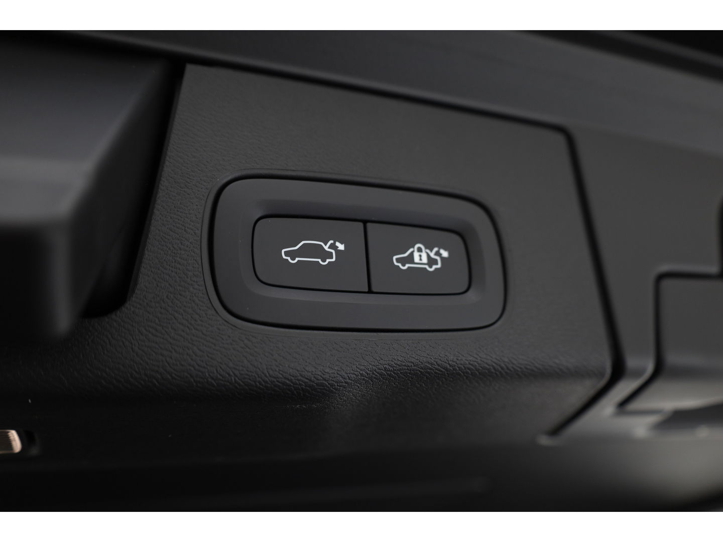 Volvo XC60 2.0 T6 Plug-in hybrid AWD Plus Dark | Luchtvering | Trekhaak | H&K Audio | 360 camera |
