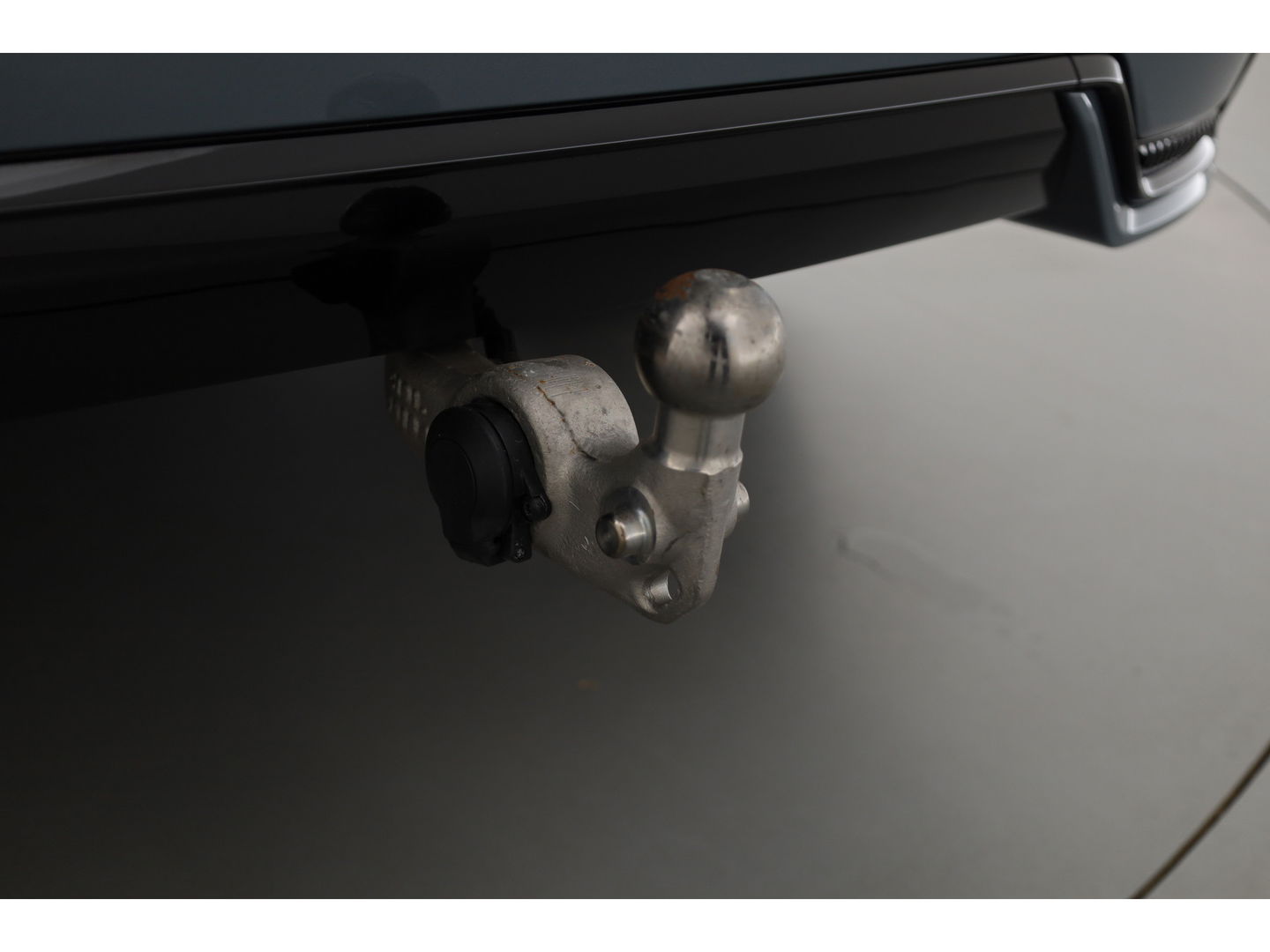 Volvo XC60 2.0 T6 Plug-in hybrid AWD Plus Dark | Luchtvering | Trekhaak | H&K Audio | 360 camera |