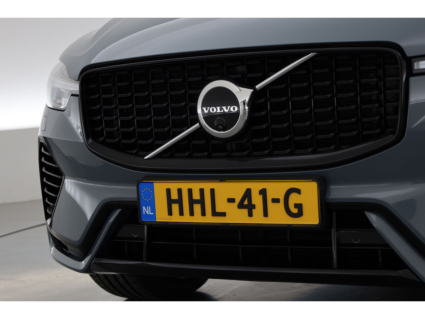Volvo XC60 2.0 T6 Plug-in hybrid AWD Plus Dark | Luchtvering | Trekhaak | H&K Audio | 360 camera |