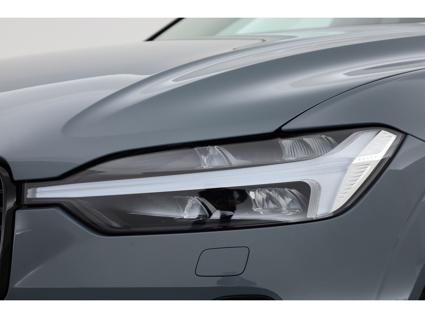 Volvo XC60 2.0 T6 Plug-in hybrid AWD Plus Dark | Luchtvering | Trekhaak | H&K Audio | 360 camera |
