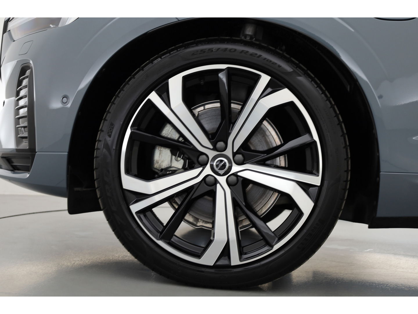 Volvo XC60 2.0 T6 Plug-in hybrid AWD Plus Dark | Luchtvering | Trekhaak | H&K Audio | 360 camera |