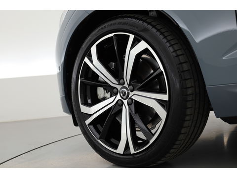Volvo XC60 2.0 T6 Plug-in hybrid AWD Plus Dark | Luchtvering | Trekhaak | H&K Audio | 360 camera |