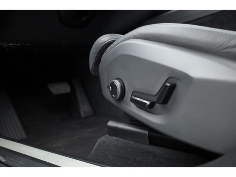 Volvo XC60 2.0 T6 Plug-in hybrid AWD Plus Dark | Luchtvering | Trekhaak | H&K Audio | 360 camera |