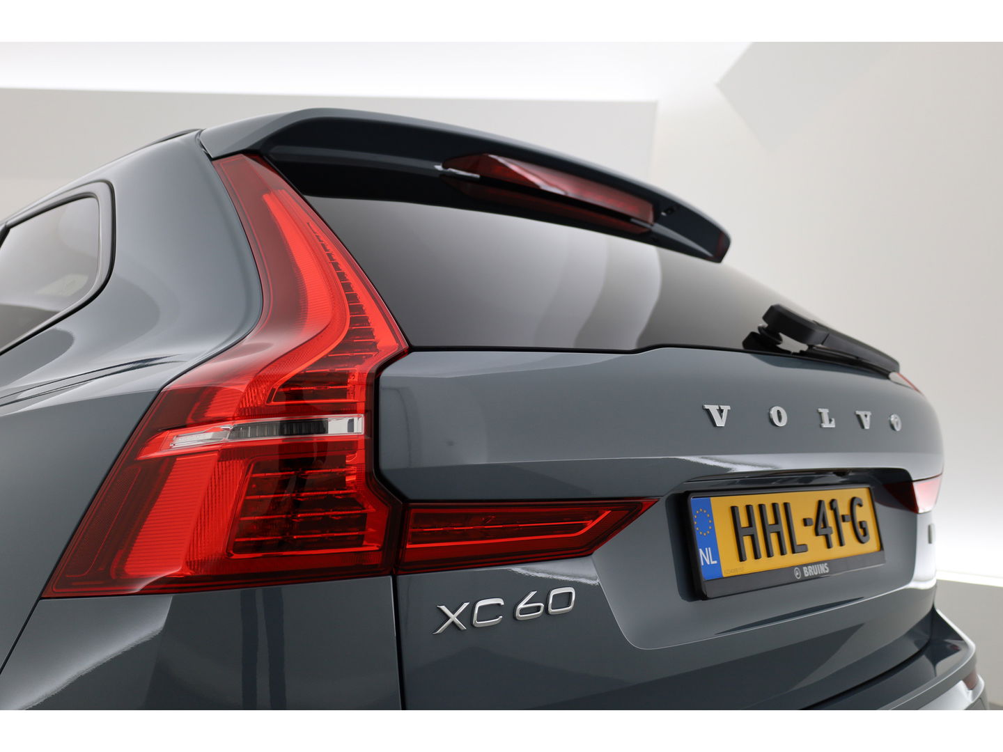 Volvo XC60 2.0 T6 Plug-in hybrid AWD Plus Dark | Luchtvering | Trekhaak | H&K Audio | 360 camera |