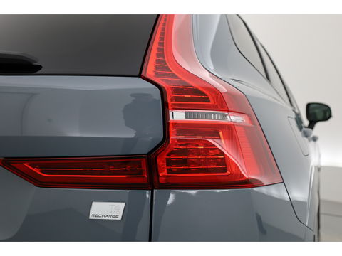 Volvo XC60 2.0 T6 Plug-in hybrid AWD Plus Dark | Luchtvering | Trekhaak | H&K Audio | 360 camera |