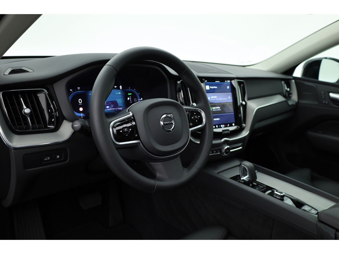 Volvo XC60 2.0 T6 Plug-in hybrid AWD Plus Dark | Luchtvering | Trekhaak | H&K Audio | 360 camera |