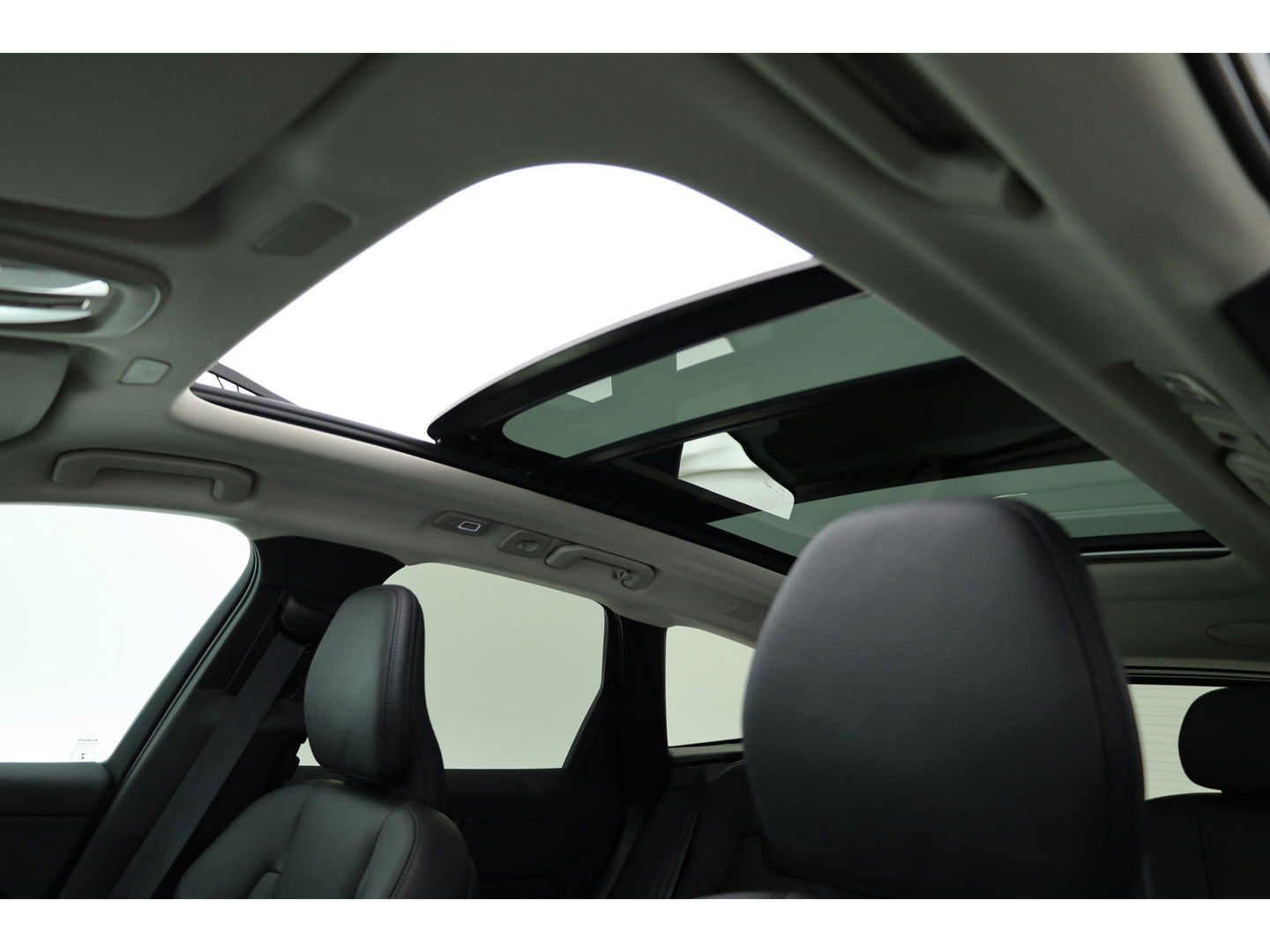 Volvo XC60 2.0 T6 Plug-in hybrid AWD Plus Dark | Luchtvering | Trekhaak | H&K Audio | 360 camera |