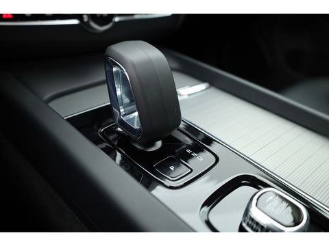 Volvo XC60 2.0 T6 Plug-in hybrid AWD Plus Dark | Luchtvering | Trekhaak | H&K Audio | 360 camera |