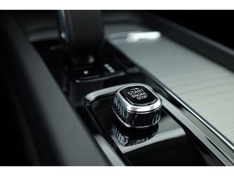 Volvo XC60 2.0 T6 Plug-in hybrid AWD Plus Dark | Luchtvering | Trekhaak | H&K Audio | 360 camera |