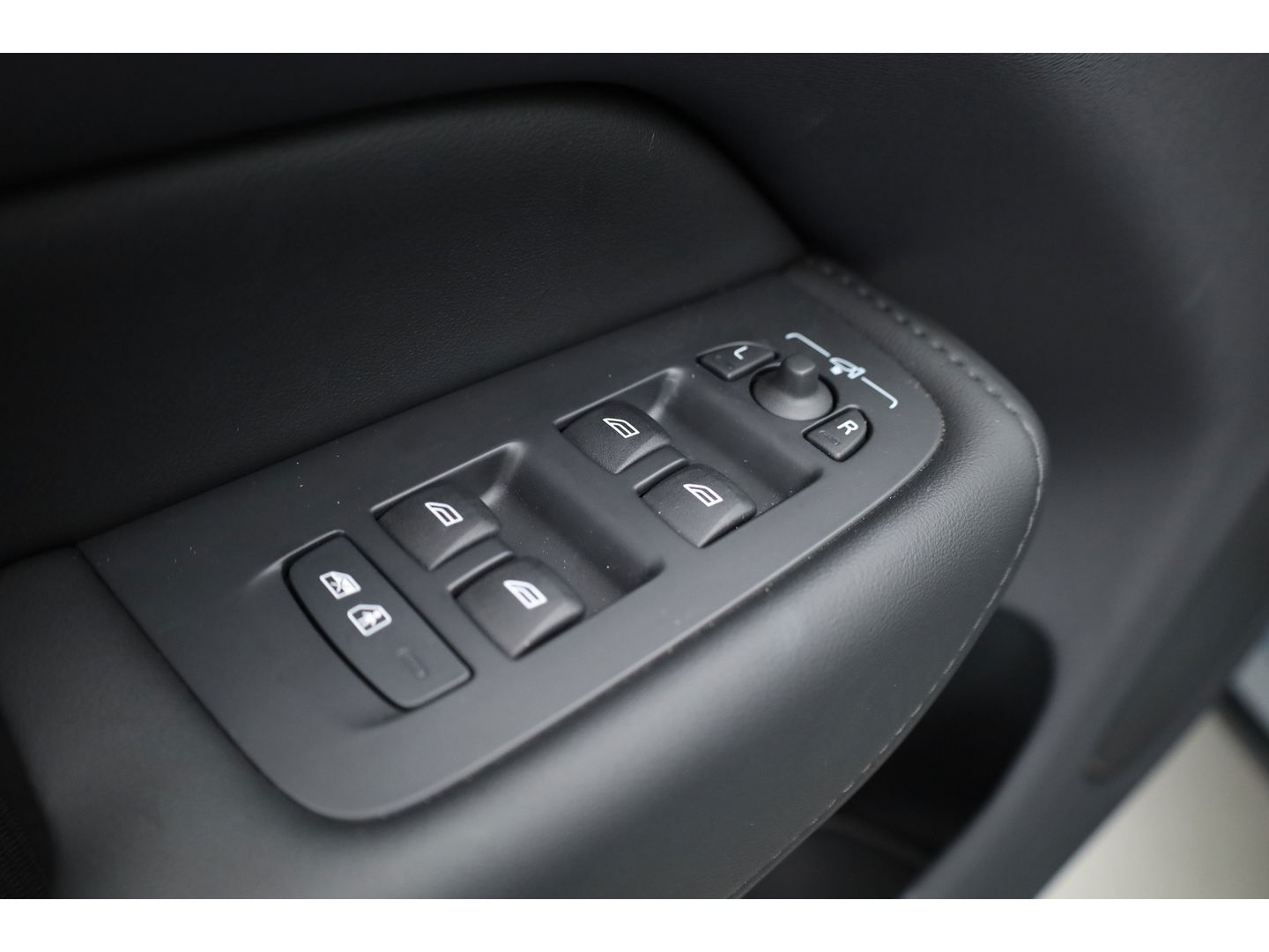 Volvo XC60 2.0 T6 Plug-in hybrid AWD Plus Dark | Luchtvering | Trekhaak | H&K Audio | 360 camera |