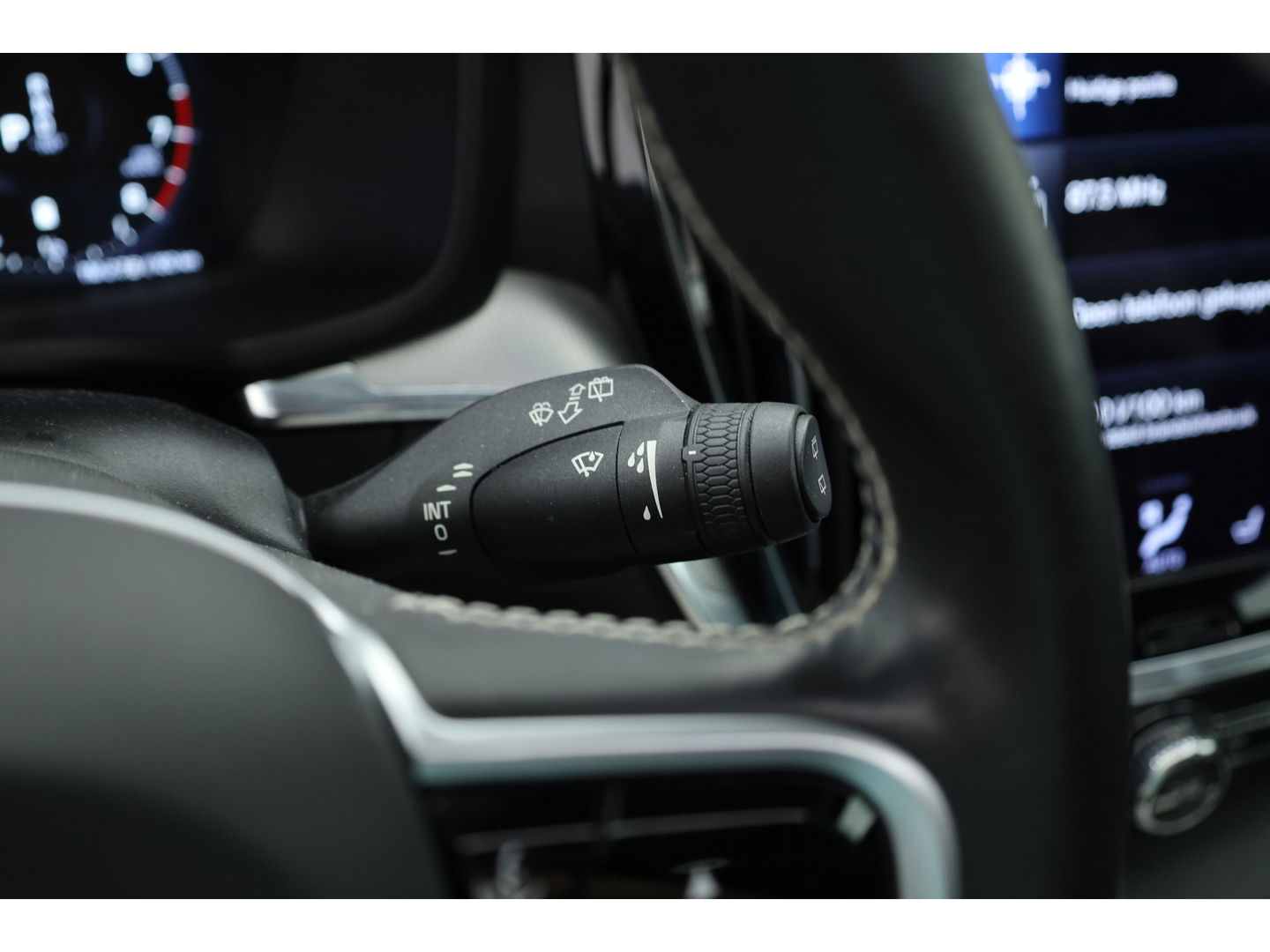 Volvo V60 2.0 B4 R-Design | Pano-dak | Head-up | 360 camera | H&K Audio | ACC | Blis |