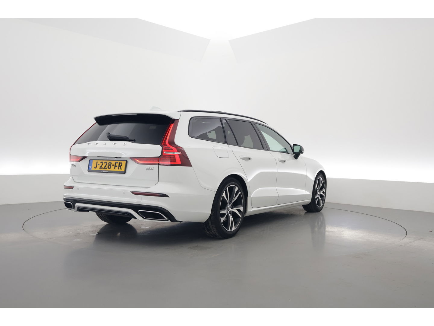 Volvo V60 2.0 B4 R-Design | Pano-dak | Head-up | 360 camera | H&K Audio | ACC | Blis |