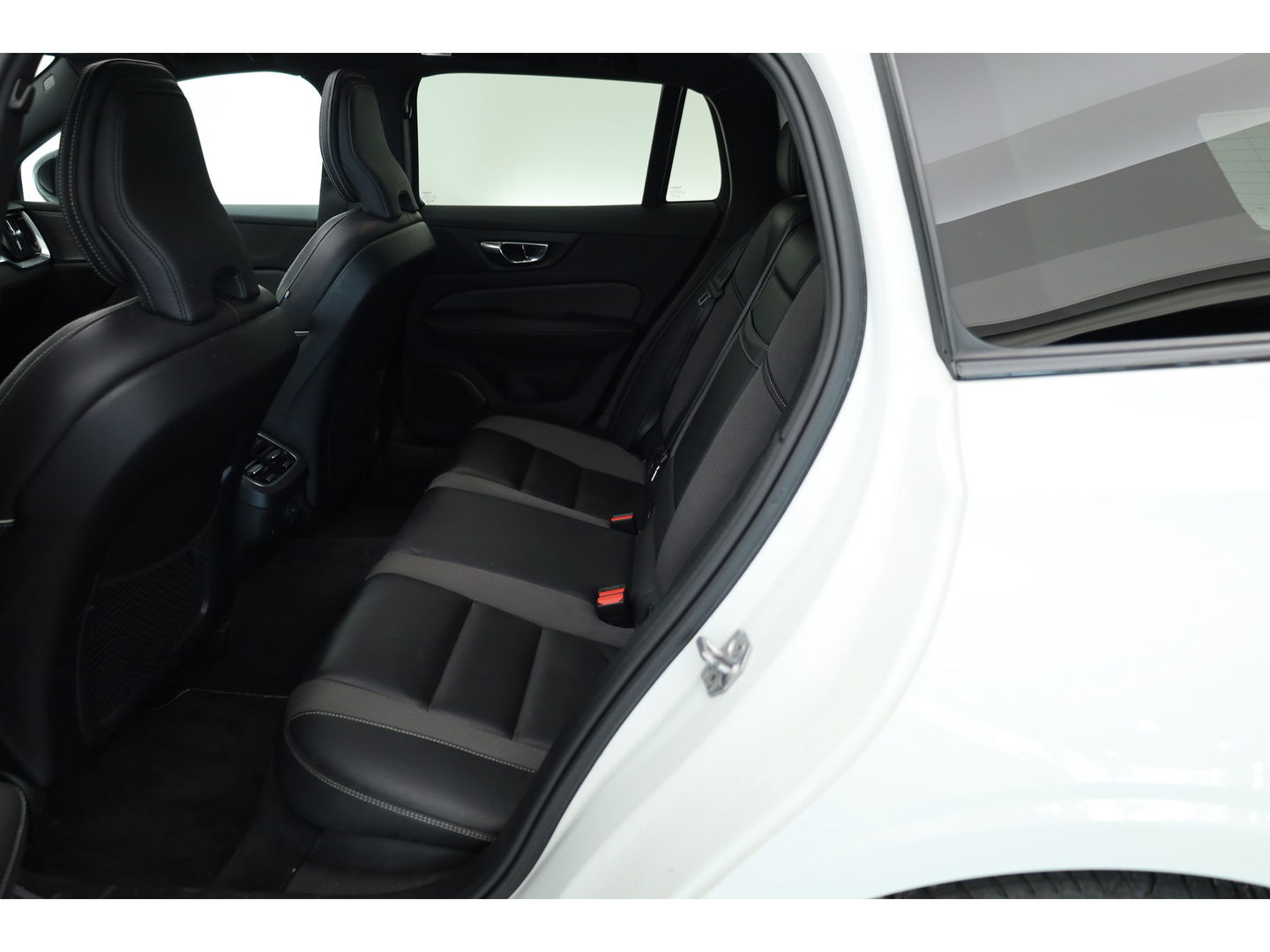 Volvo V60 2.0 B4 R-Design | Pano-dak | Head-up | 360 camera | H&K Audio | ACC | Blis |