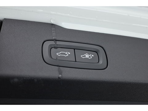 Volvo V60 2.0 B4 R-Design | Pano-dak | Head-up | 360 camera | H&K Audio | ACC | Blis |