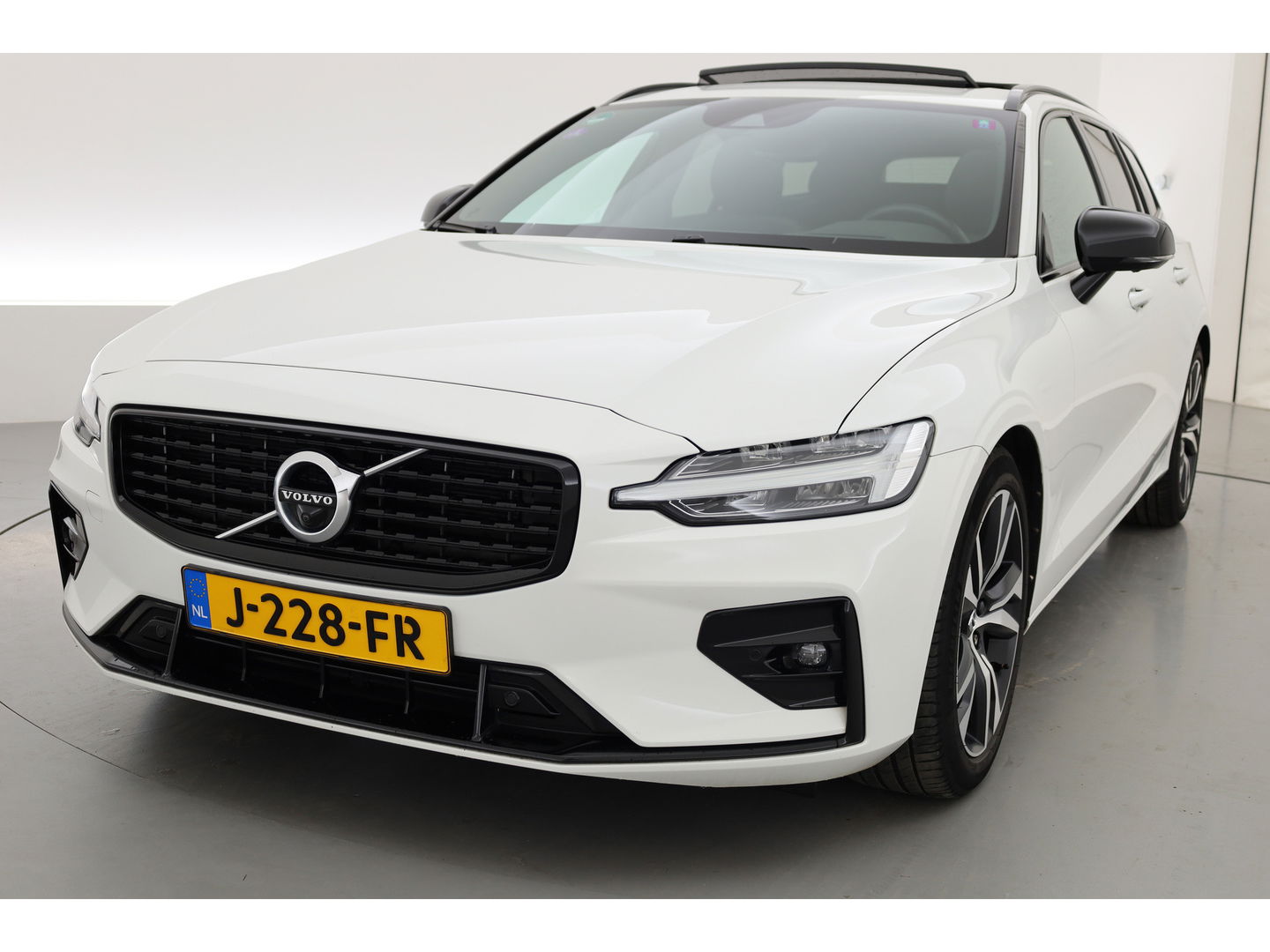 Volvo V60 2.0 B4 R-Design | Pano-dak | Head-up | 360 camera | H&K Audio | ACC | Blis |