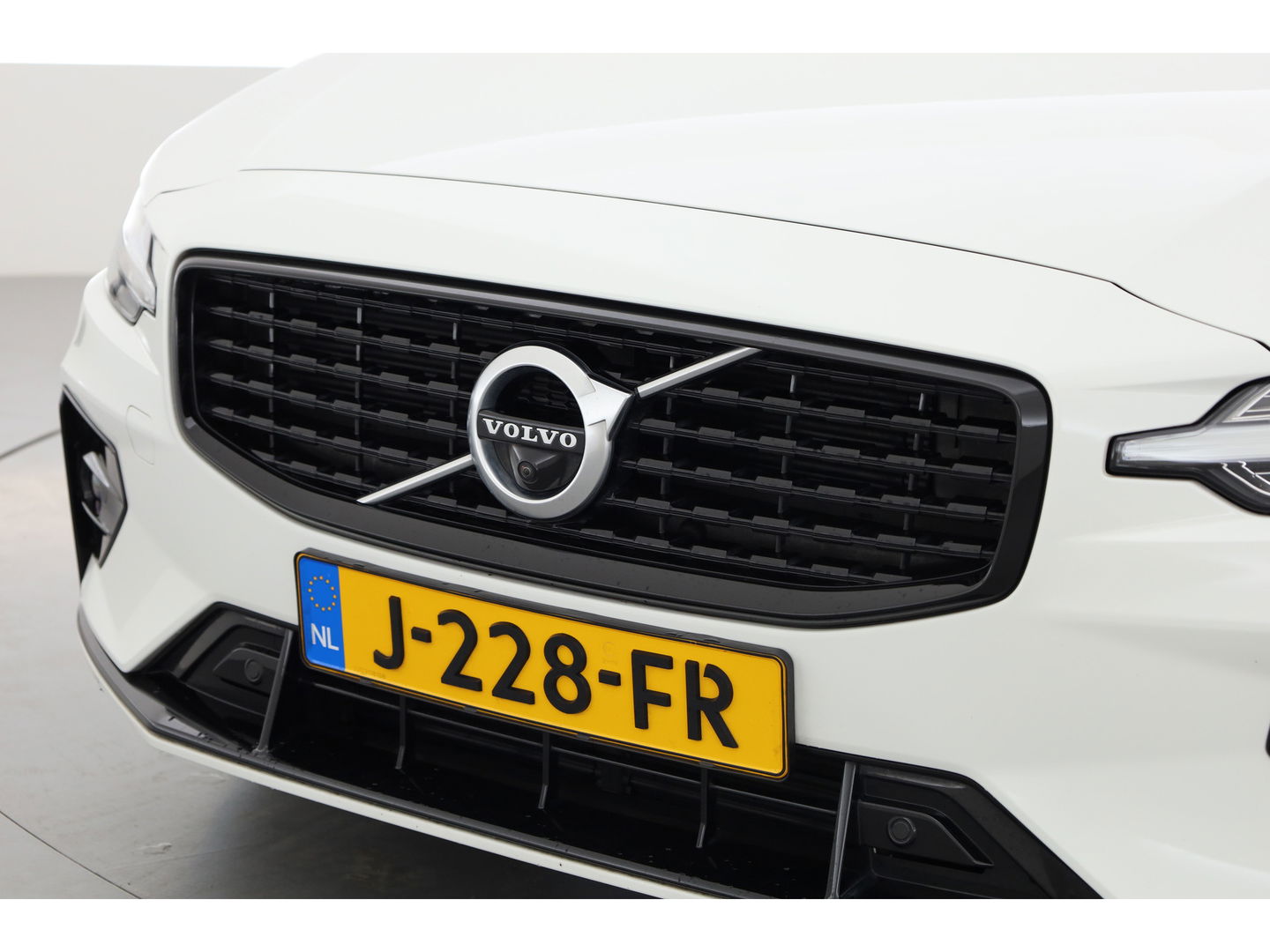 Volvo V60 2.0 B4 R-Design | Pano-dak | Head-up | 360 camera | H&K Audio | ACC | Blis |