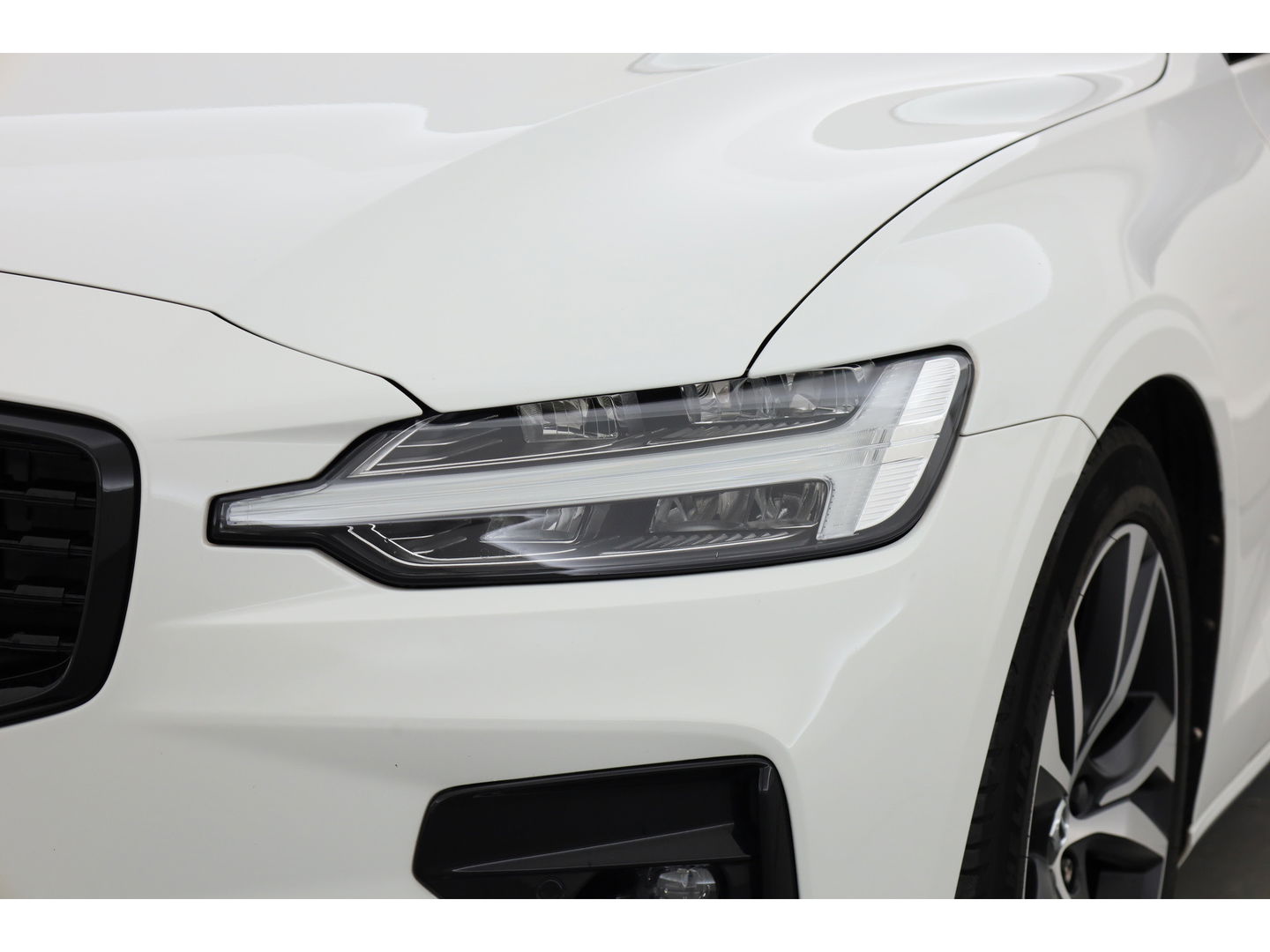 Volvo V60 2.0 B4 R-Design | Pano-dak | Head-up | 360 camera | H&K Audio | ACC | Blis |