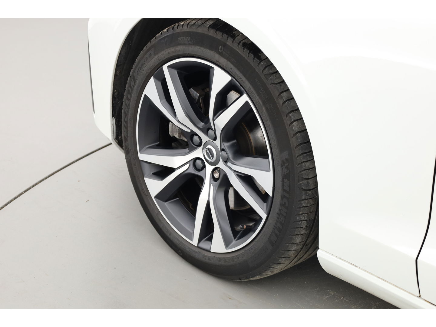 Volvo V60 2.0 B4 R-Design | Pano-dak | Head-up | 360 camera | H&K Audio | ACC | Blis |