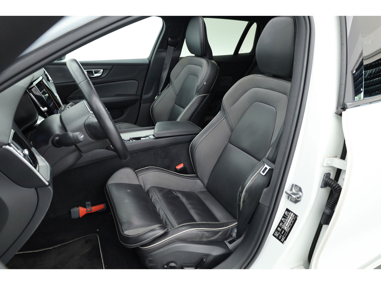 Volvo V60 2.0 B4 R-Design | Pano-dak | Head-up | 360 camera | H&K Audio | ACC | Blis |