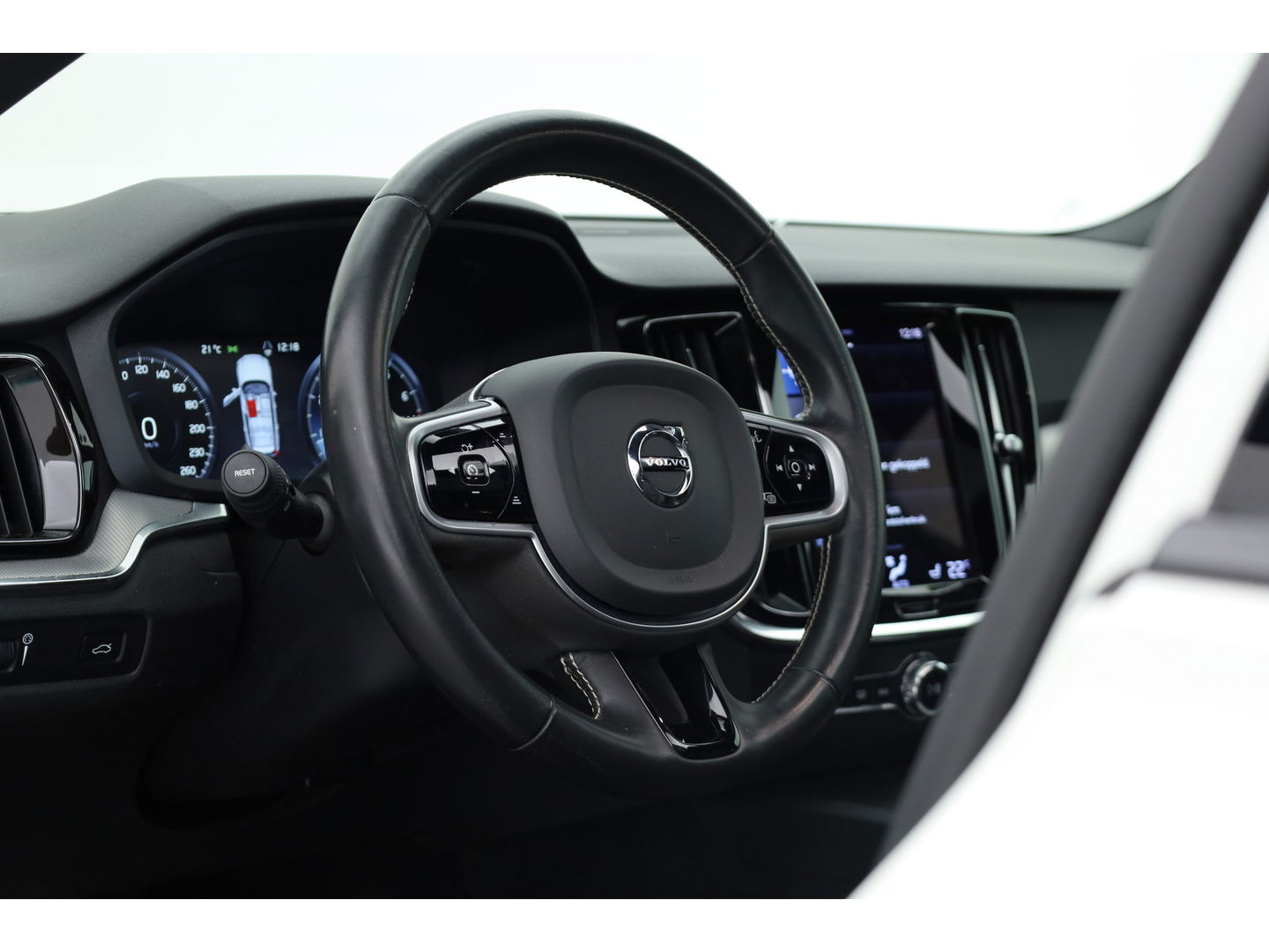 Volvo V60 2.0 B4 R-Design | Pano-dak | Head-up | 360 camera | H&K Audio | ACC | Blis |
