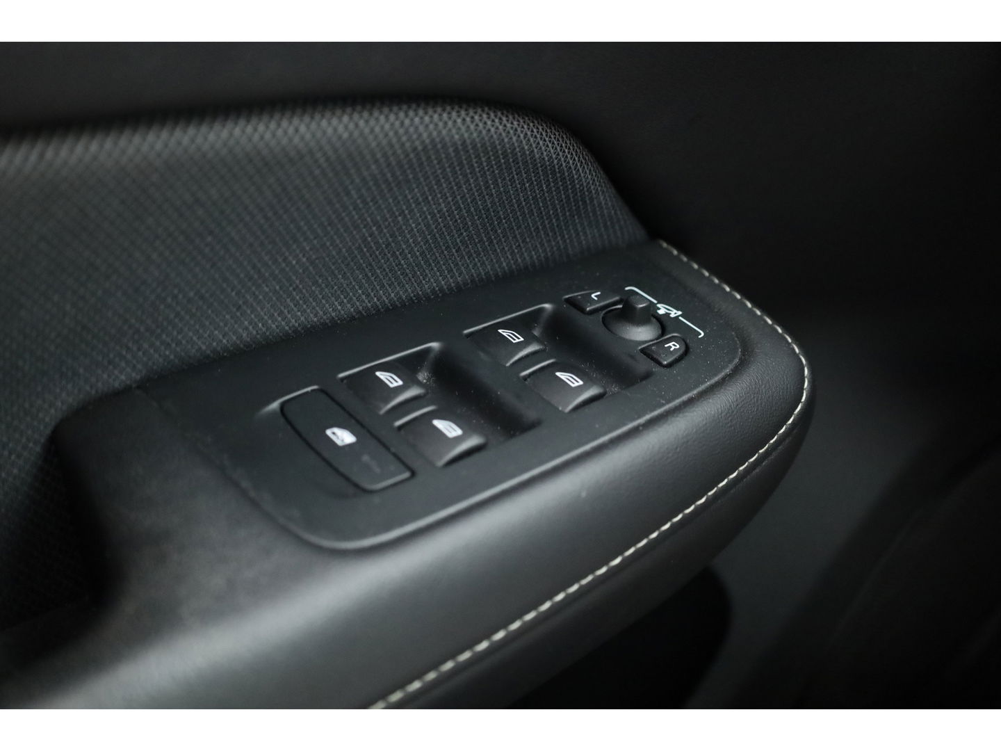 Volvo V60 2.0 B4 R-Design | Pano-dak | Head-up | 360 camera | H&K Audio | ACC | Blis |