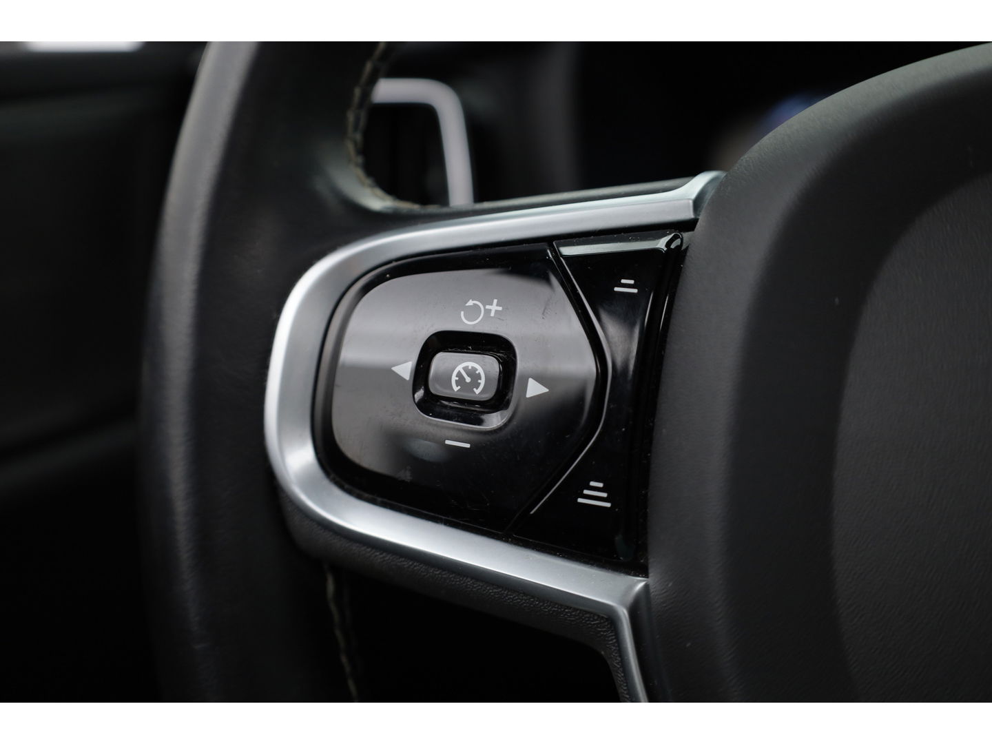 Volvo V60 2.0 B4 R-Design | Pano-dak | Head-up | 360 camera | H&K Audio | ACC | Blis |