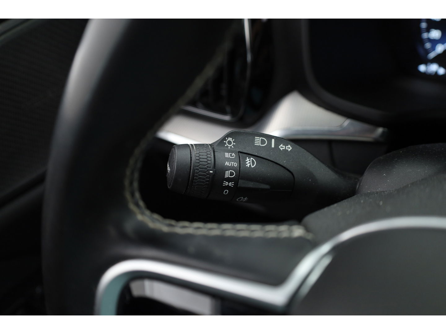Volvo V60 2.0 B4 R-Design | Pano-dak | Head-up | 360 camera | H&K Audio | ACC | Blis |