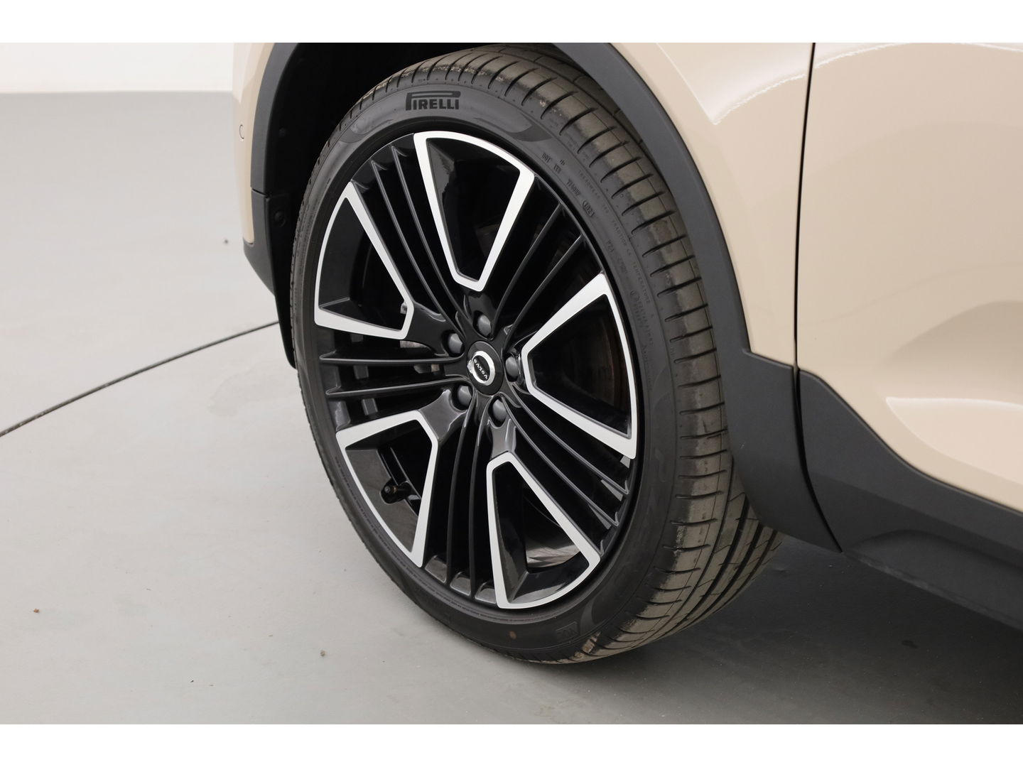 Volvo XC40 2.0 B4 Ultra Dark | Pano | Matrix LED | 360cam | 21'' | Pilot Assist | H&K