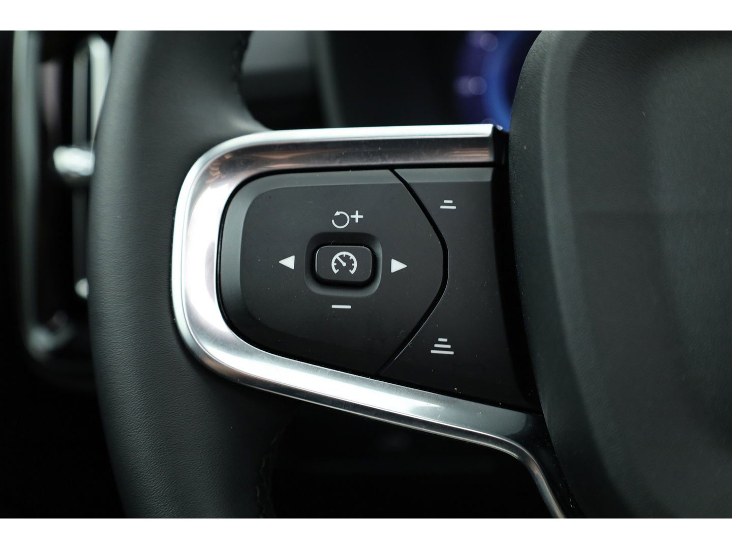 Volvo XC40 2.0 B4 Ultra Dark | Pano | Matrix LED | 360cam | 21'' | Pilot Assist | H&K