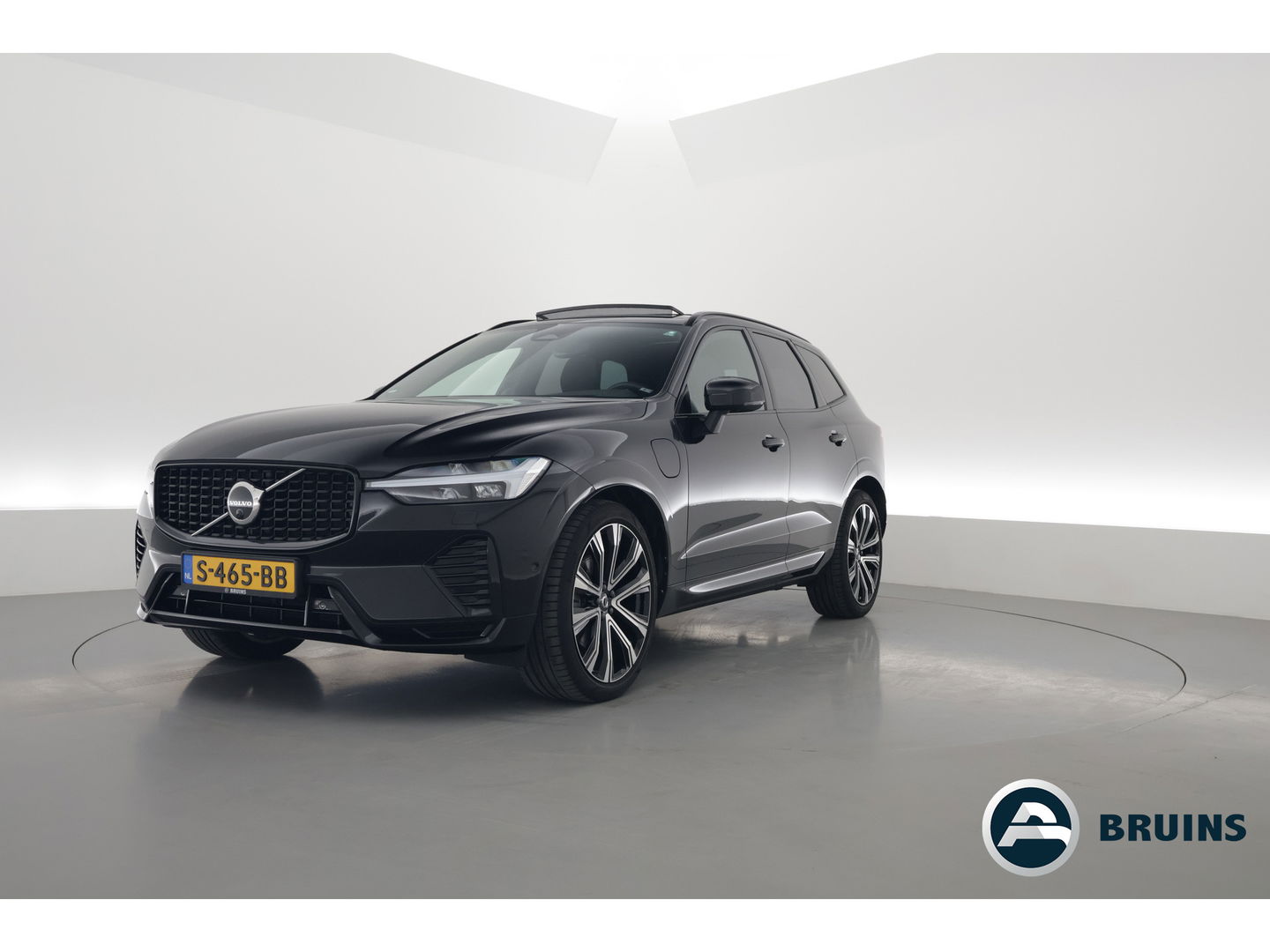 Volvo XC60 2.0 T8 Plug-in hybrid AWD Ultimate Dark | Luchtvering | Pano | B&W audio  | Head-up | Trekhaak | 360 camera