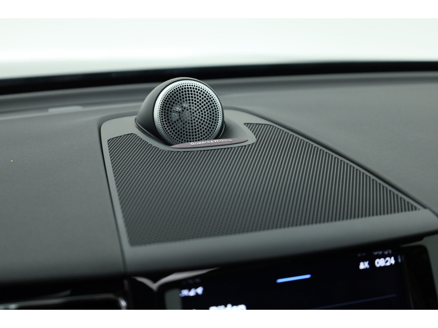 Volvo XC60 2.0 T8 Plug-in hybrid AWD Ultimate Dark | Luchtvering | Pano | B&W audio  | Head-up | Trekhaak | 360 camera