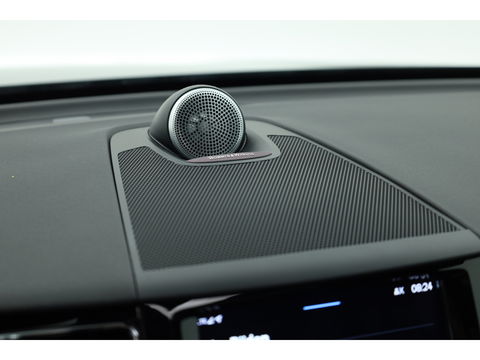 Volvo XC60 2.0 T8 Plug-in hybrid AWD Ultimate Dark | Luchtvering | Pano | B&W audio  | Head-up | Trekhaak | 360 camera