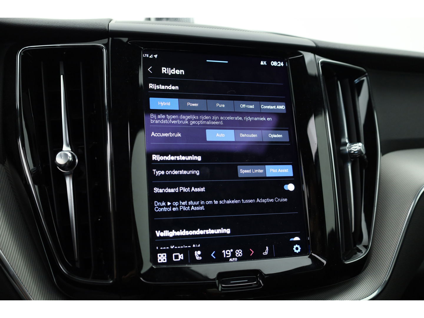 Volvo XC60 2.0 T8 Plug-in hybrid AWD Ultimate Dark | Luchtvering | Pano | B&W audio  | Head-up | Trekhaak | 360 camera