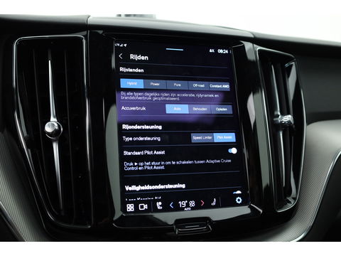 Volvo XC60 2.0 T8 Plug-in hybrid AWD Ultimate Dark | Luchtvering | Pano | B&W audio  | Head-up | Trekhaak | 360 camera