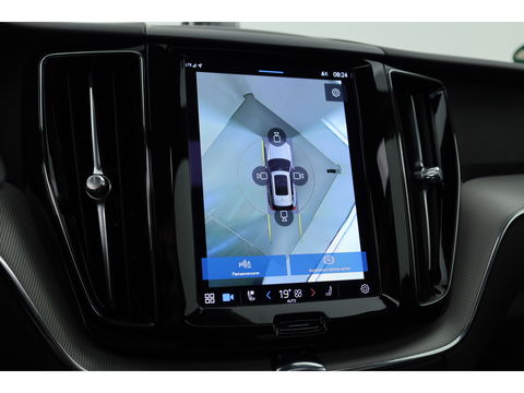 Volvo XC60 2.0 T8 Plug-in hybrid AWD Ultimate Dark | Luchtvering | Pano | B&W audio  | Head-up | Trekhaak | 360 camera