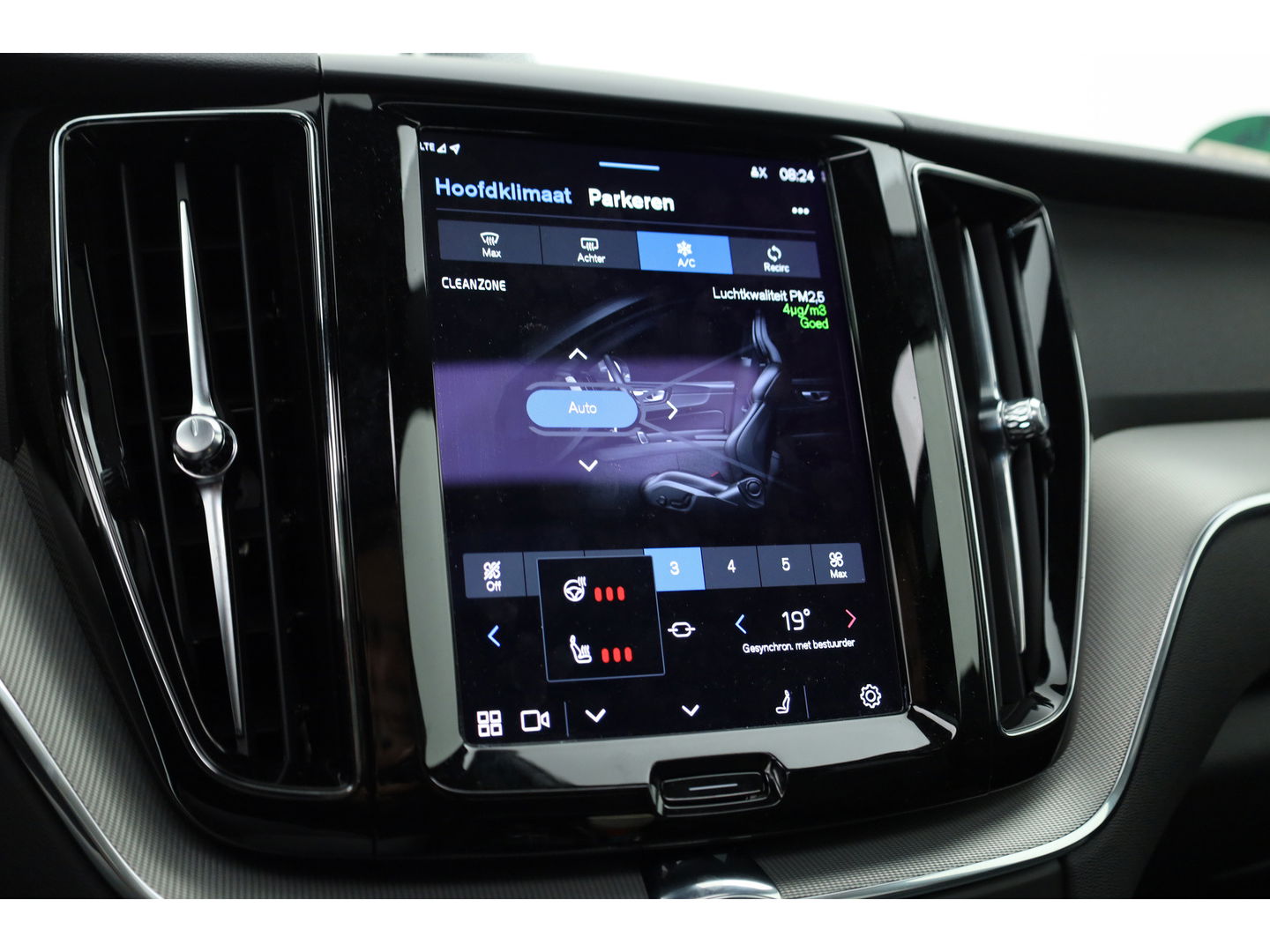 Volvo XC60 2.0 T8 Plug-in hybrid AWD Ultimate Dark | Luchtvering | Pano | B&W audio  | Head-up | Trekhaak | 360 camera