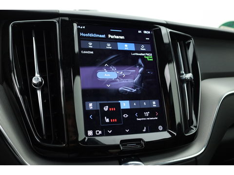 Volvo XC60 2.0 T8 Plug-in hybrid AWD Ultimate Dark | Luchtvering | Pano | B&W audio  | Head-up | Trekhaak | 360 camera