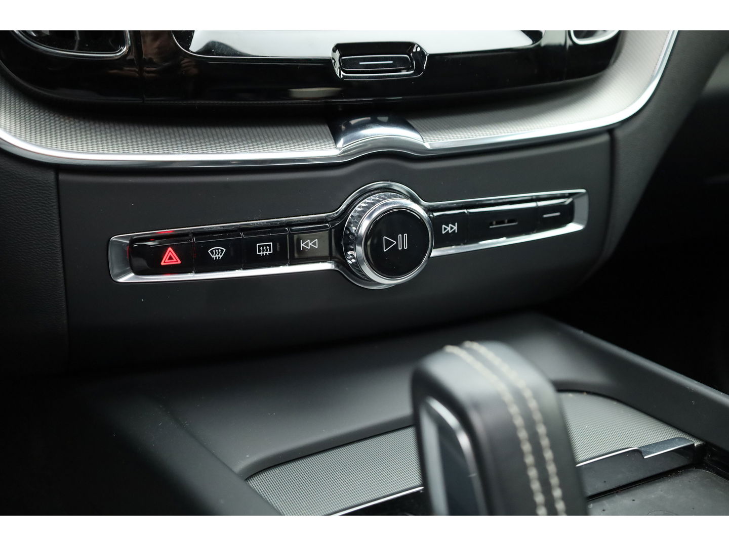 Volvo XC60 2.0 T8 Plug-in hybrid AWD Ultimate Dark | Luchtvering | Pano | B&W audio  | Head-up | Trekhaak | 360 camera