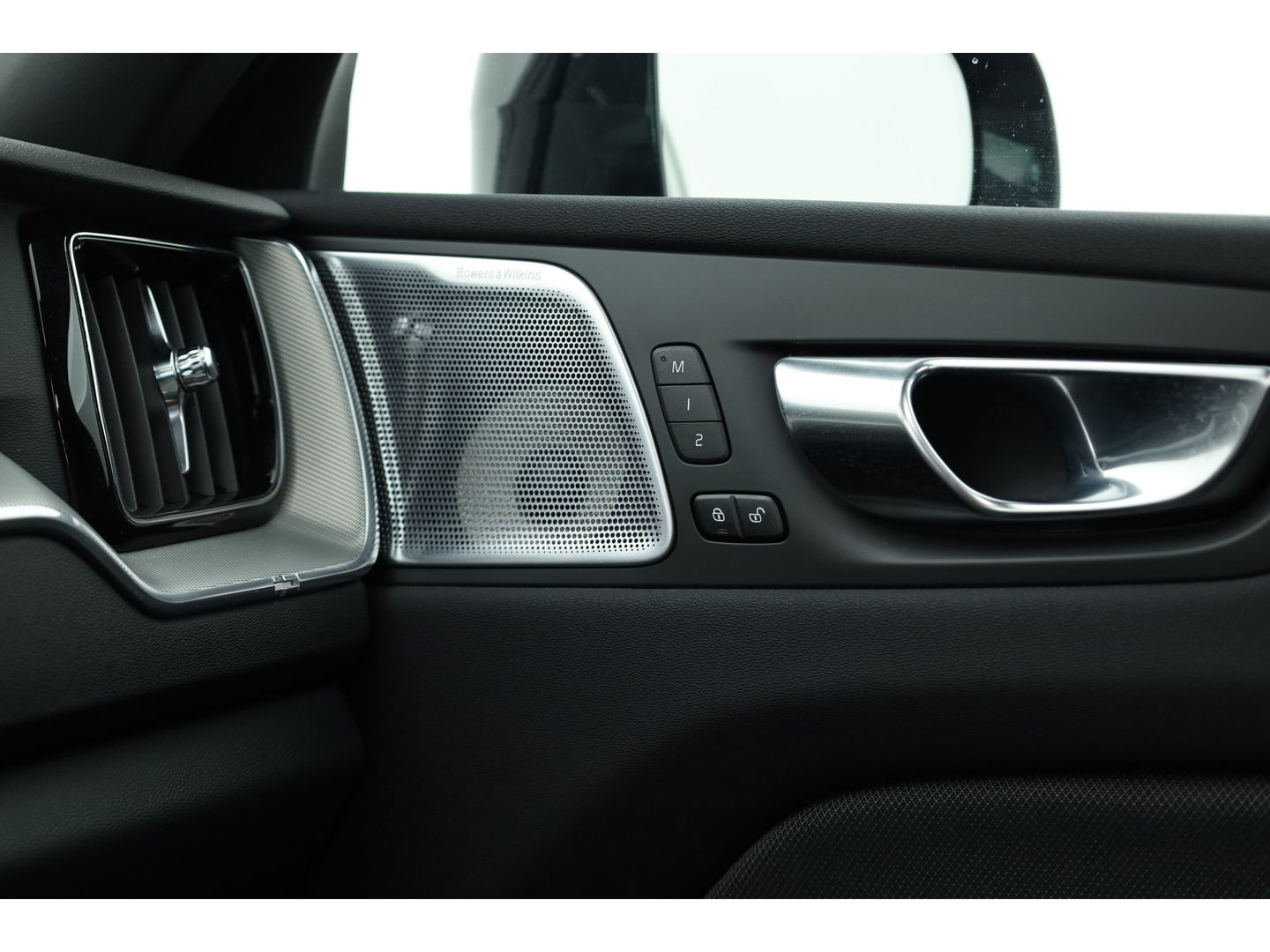 Volvo XC60 2.0 T8 Plug-in hybrid AWD Ultimate Dark | Luchtvering | Pano | B&W audio  | Head-up | Trekhaak | 360 camera