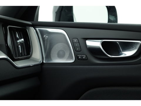 Volvo XC60 2.0 T8 Plug-in hybrid AWD Ultimate Dark | Luchtvering | Pano | B&W audio  | Head-up | Trekhaak | 360 camera
