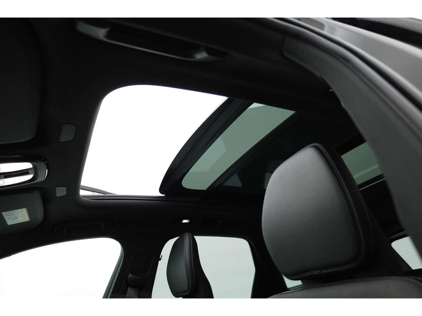 Volvo XC60 2.0 T8 Plug-in hybrid AWD Ultimate Dark | Luchtvering | Pano | B&W audio  | Head-up | Trekhaak | 360 camera