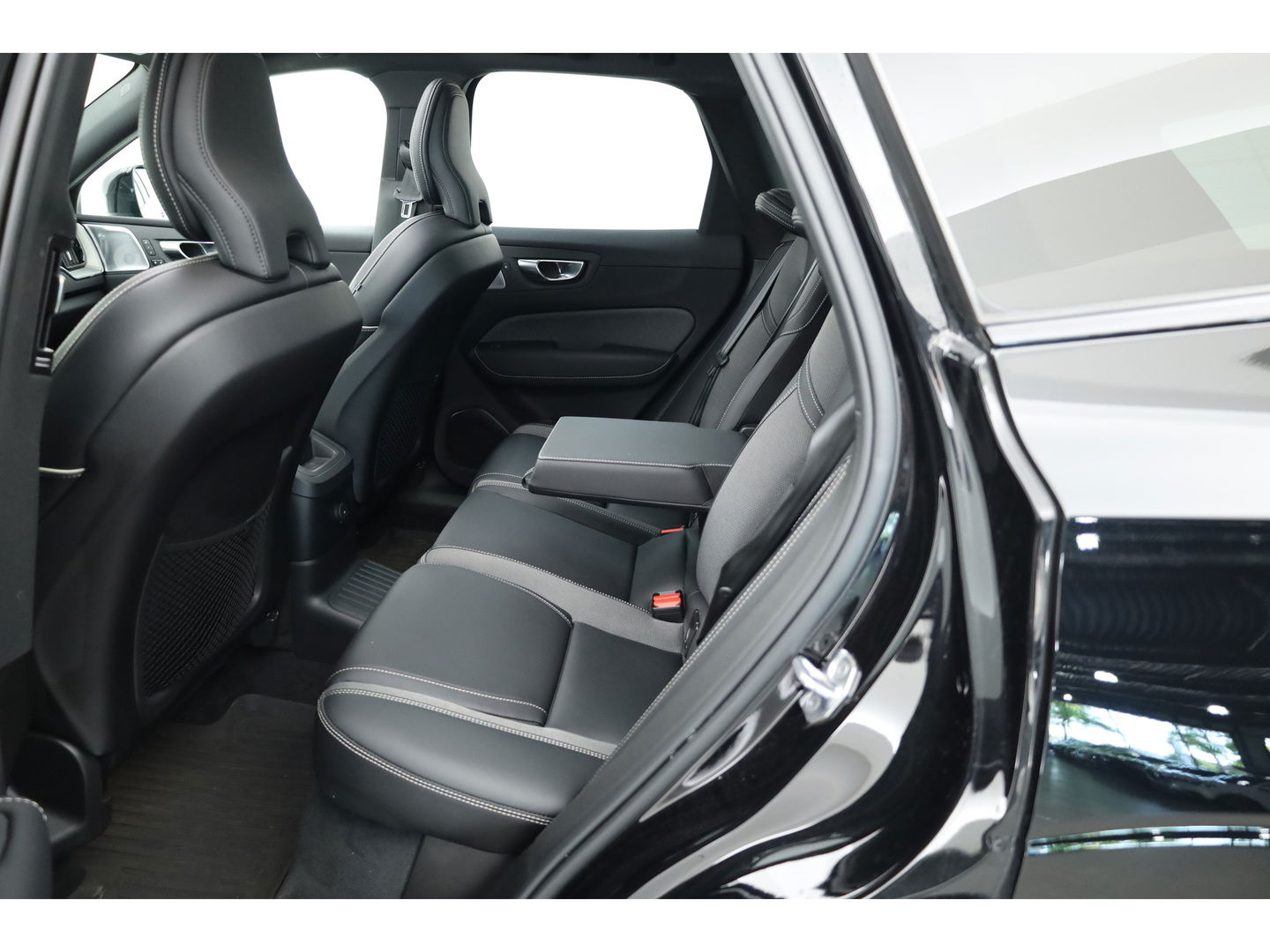 Volvo XC60 2.0 T8 Plug-in hybrid AWD Ultimate Dark | Luchtvering | Pano | B&W audio  | Head-up | Trekhaak | 360 camera