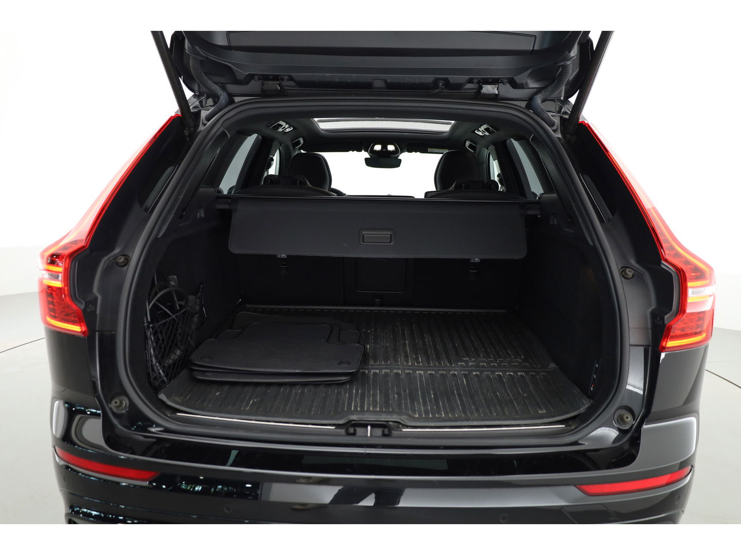 Volvo XC60 2.0 T8 Plug-in hybrid AWD Ultimate Dark | Luchtvering | Pano | B&W audio  | Head-up | Trekhaak | 360 camera