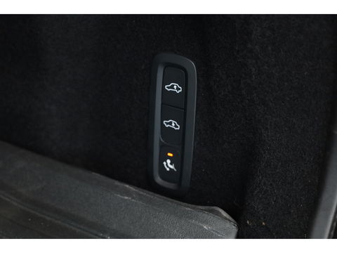 Volvo XC60 2.0 T8 Plug-in hybrid AWD Ultimate Dark | Luchtvering | Pano | B&W audio  | Head-up | Trekhaak | 360 camera