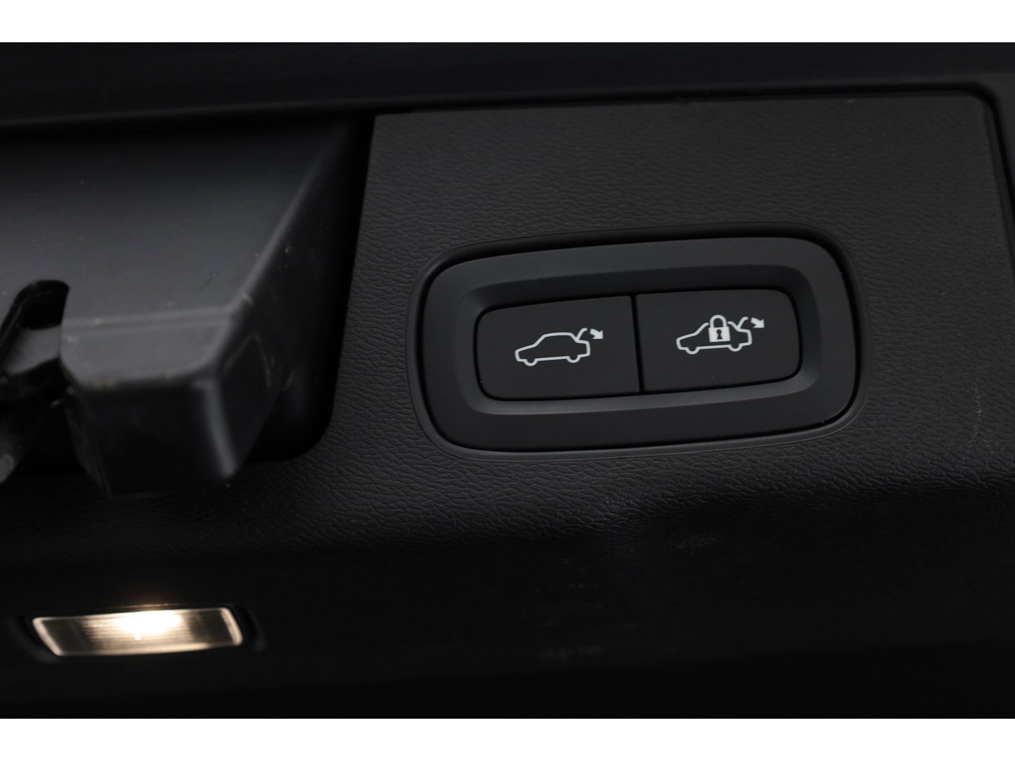 Volvo XC60 2.0 T8 Plug-in hybrid AWD Ultimate Dark | Luchtvering | Pano | B&W audio  | Head-up | Trekhaak | 360 camera
