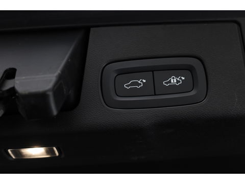 Volvo XC60 2.0 T8 Plug-in hybrid AWD Ultimate Dark | Luchtvering | Pano | B&W audio  | Head-up | Trekhaak | 360 camera