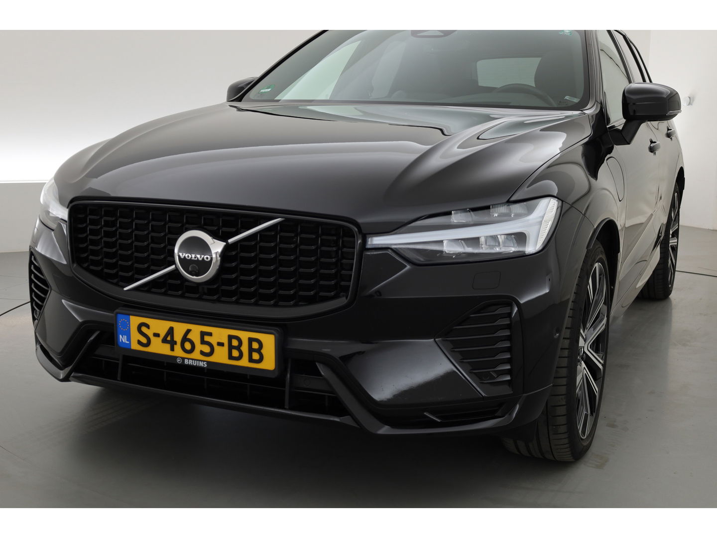 Volvo XC60 2.0 T8 Plug-in hybrid AWD Ultimate Dark | Luchtvering | Pano | B&W audio  | Head-up | Trekhaak | 360 camera