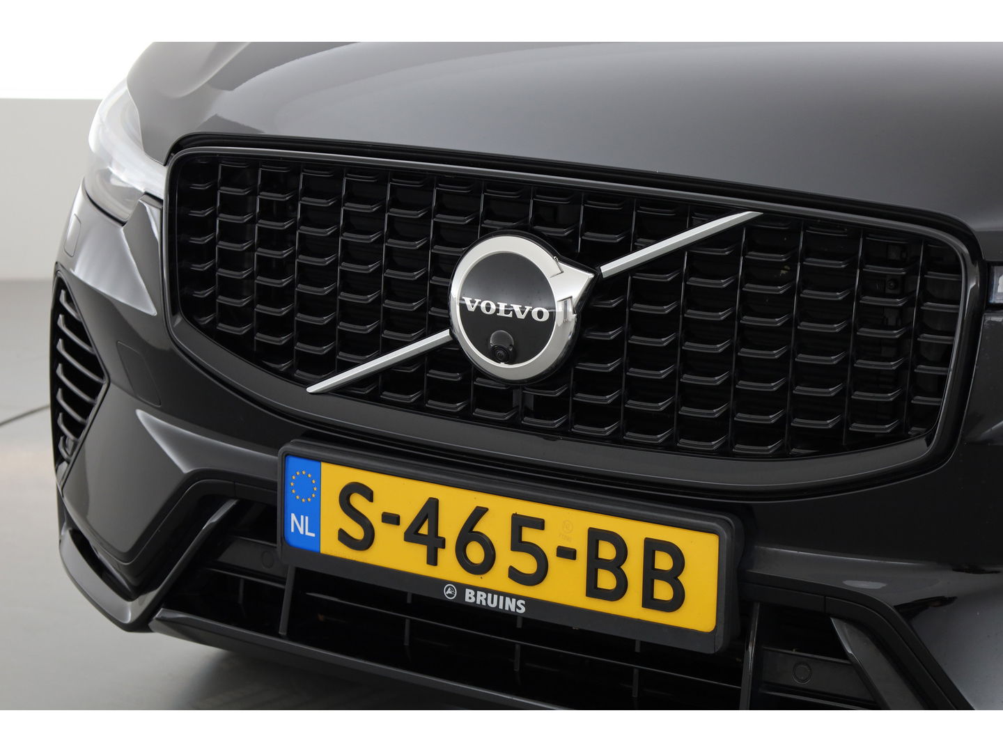 Volvo XC60 2.0 T8 Plug-in hybrid AWD Ultimate Dark | Luchtvering | Pano | B&W audio  | Head-up | Trekhaak | 360 camera
