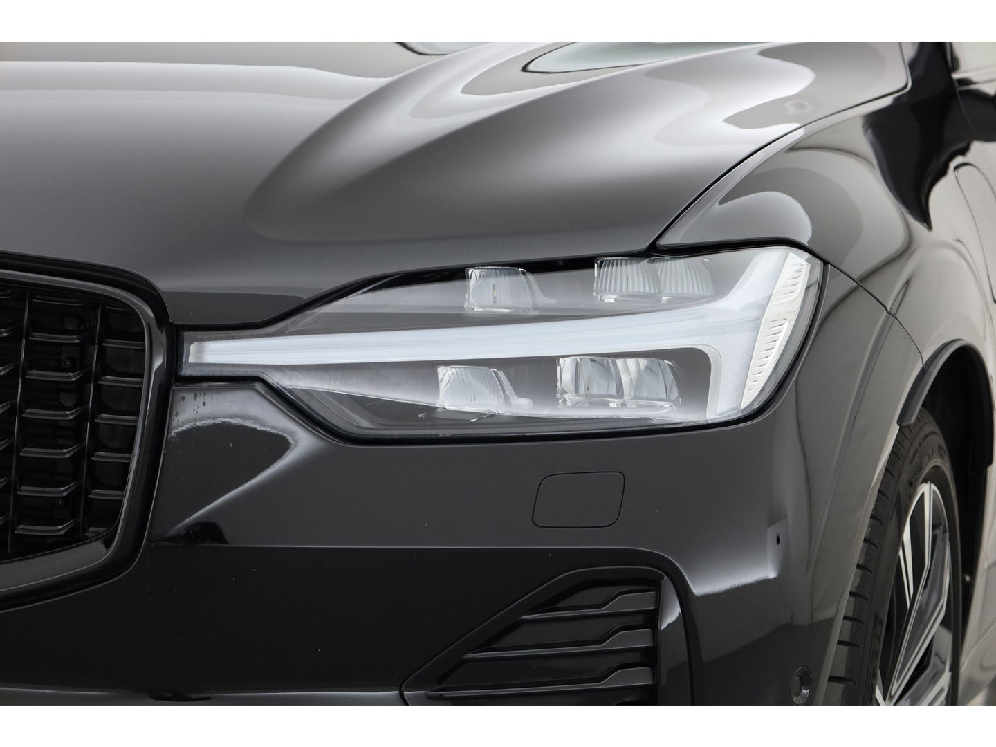 Volvo XC60 2.0 T8 Plug-in hybrid AWD Ultimate Dark | Luchtvering | Pano | B&W audio  | Head-up | Trekhaak | 360 camera